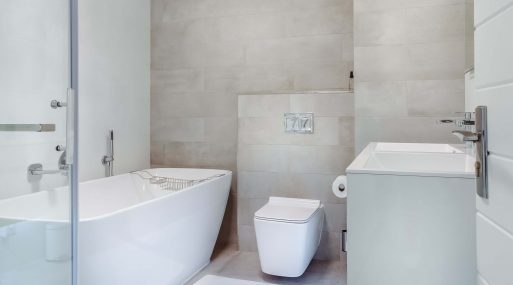 Sanitaire werkzaamheden - Badkamer met bad en toilet - Alom Loodgietersbedrijf Utrecht