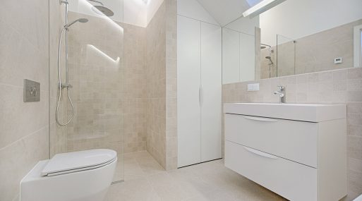 Sanitaire werkzaamheden - Complete badkamer wit - Alom Loodgietersbedrijf Utrecht
