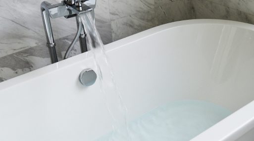 Sanitaire werkzaamheden - Wit bad met lopende kraan - Alom Loodgietersbedrijf Utrecht